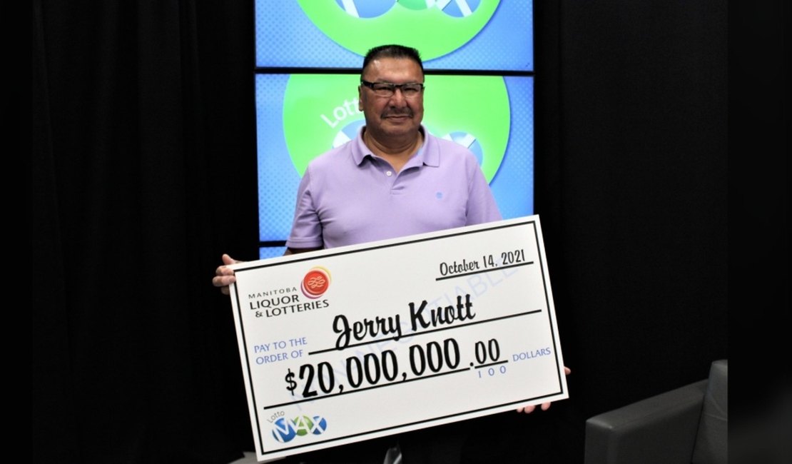 Homem encontra bilhete de loteria premiado, três meses depois, e acaba milionário