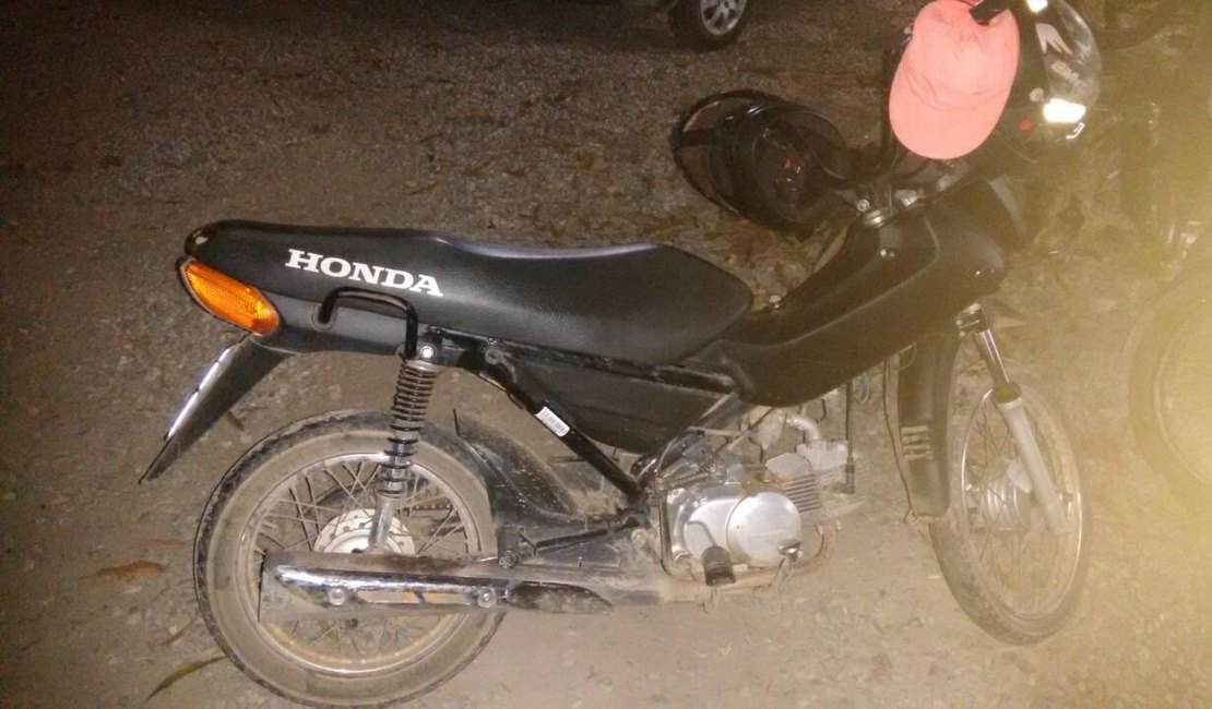 Menores são detidos com moto roubada e arma de fogo, em Arapiraca