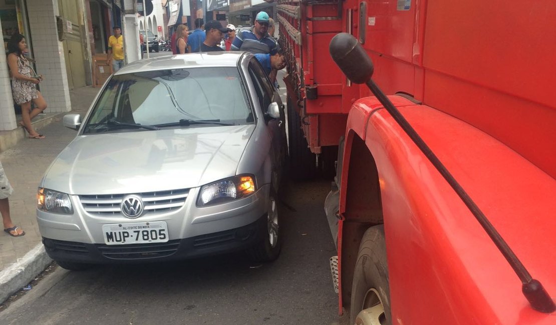 Caminhão colide com carro de passeio no centro de Arapiraca