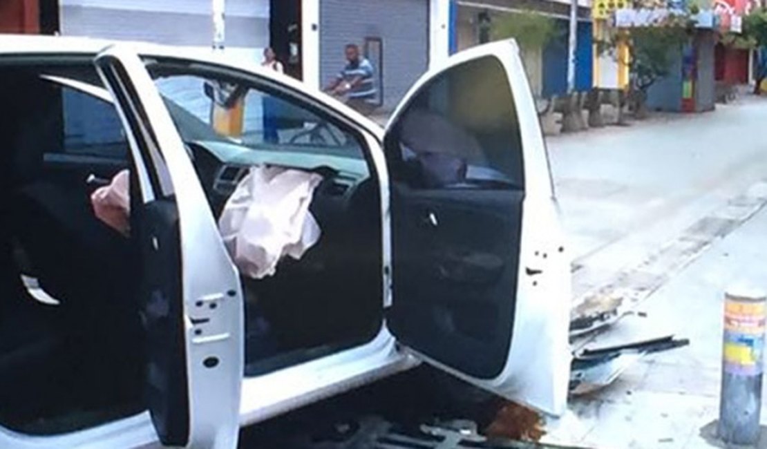 Condutor perde controle e veículo avança sobre blocos de proteção, em Maceió