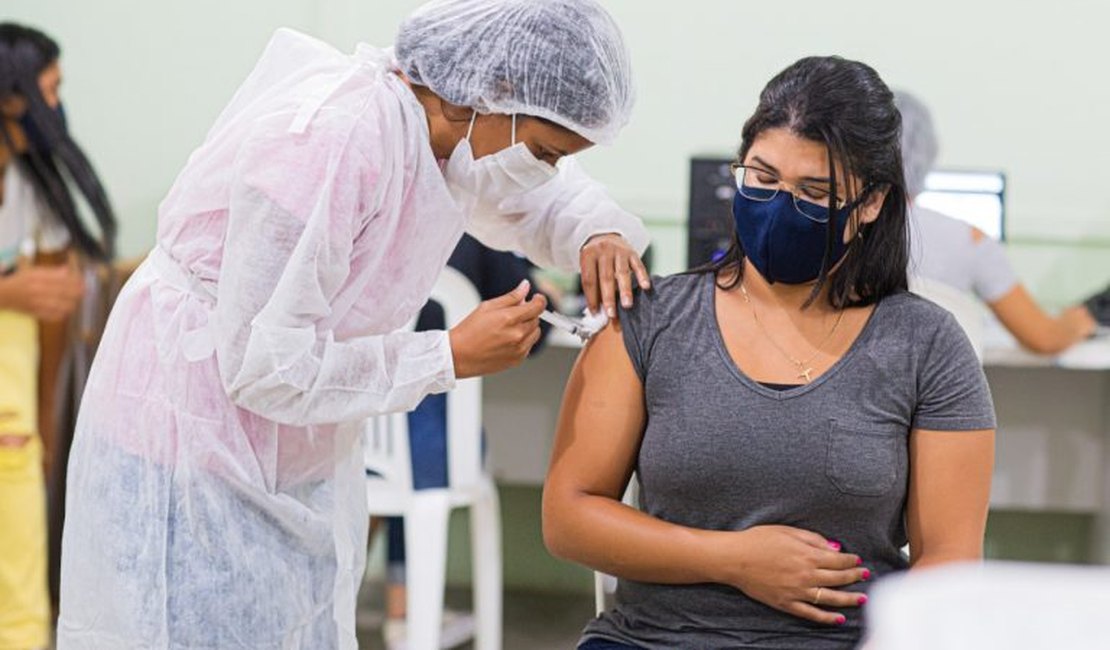 Vacinação de profissionais da Educação com mais de 40 anos inicia segunda em Arapiraca