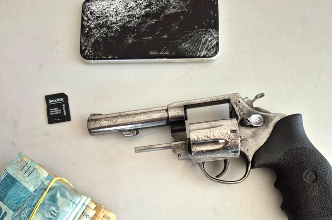 Operações cumprem 34 mandados, prendem 4 e apreendem arma de fogo e dinheiro no Sertão de Alagoas