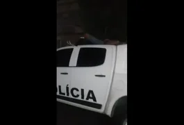 Adolescente sobe em viatura e dorme no teto para 'aguardar a chegada dos policiais' em Pernambuco; jovem foi apreendido