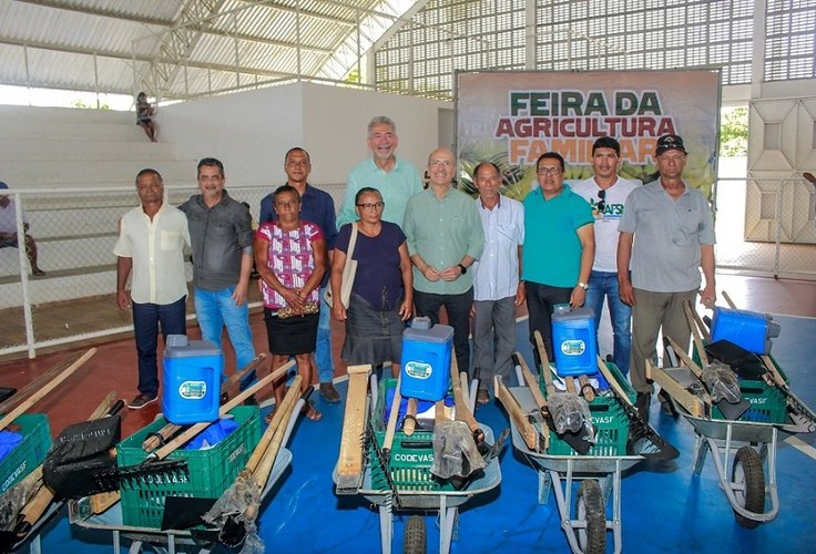 Trabalhadores da agricultura familiar de Penedo recebem 300 kits com ferramentas e EPIs