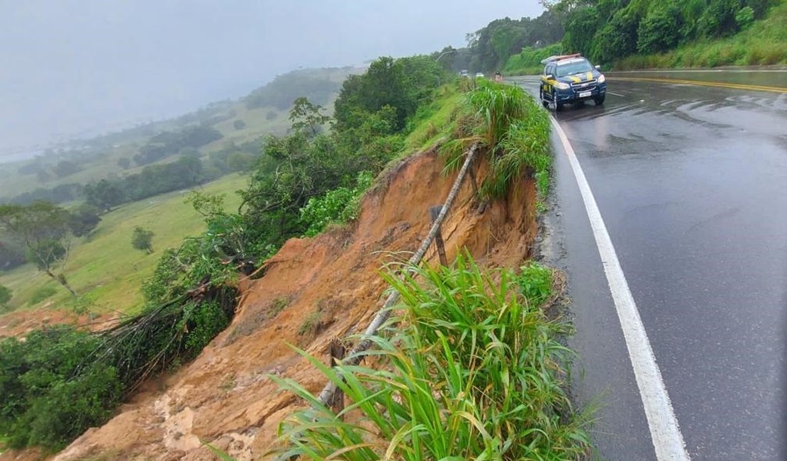PRF interdita trecho de rodovia com risco iminente de desabamento no município de Satuba