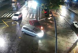 VÍDEO: Motorista de carro realiza conversão proibida e provoca batida em Maceió