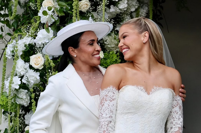 Marta se casa com ex-jogadora Carrie Lawrence em cerimônia intimista nos EUA