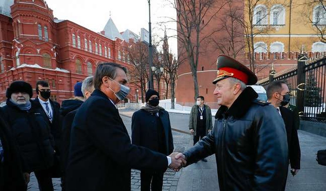 Bolsonaro afirma que 'soldado é soldado' após homenagear soviéticos na Rússia