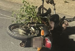 Colisão entre carro e moto deixa condutor ferido na AL-115, em Arapiraca