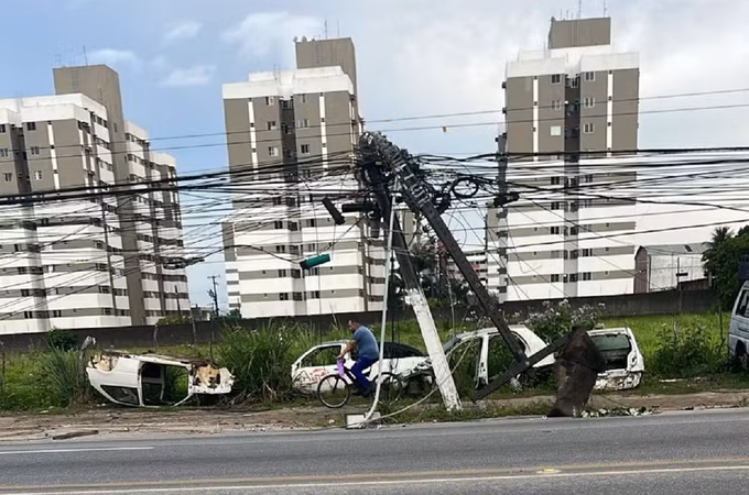 Caminhão colide contra poste e deixa parte da Avenida Menino Marcelo sem energia, em Maceió