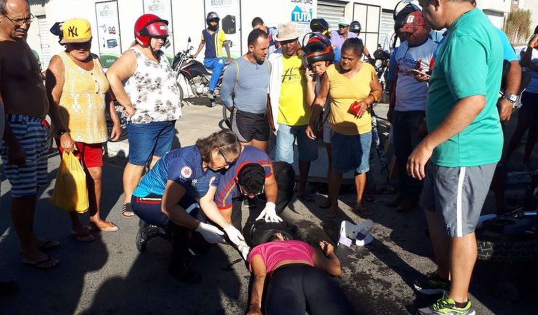 Homem causa acidente e deixa mulher ferida após empinar moto no trânsito de Arapiraca