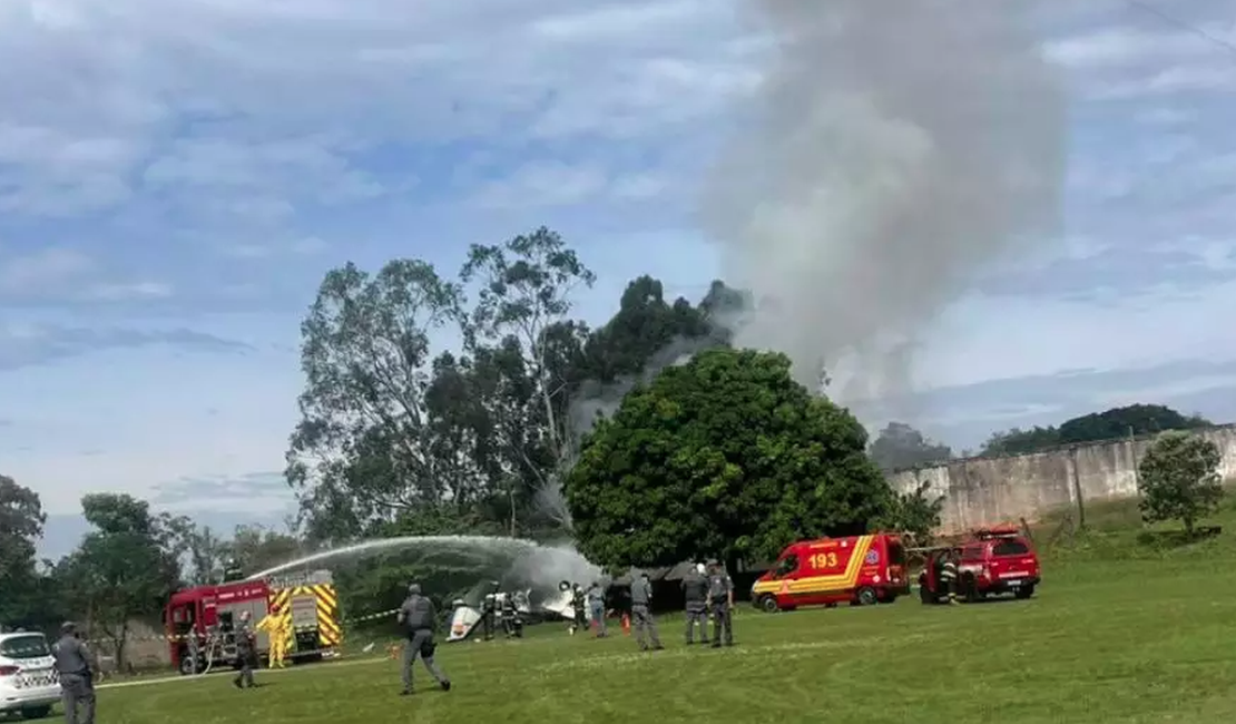 Avião cai logo após decolagem e mata duas pessoas no interior de São Paulo