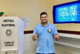 Sob aplausos, Jairzinho Lira vota e recebe apoio popular em Lagoa da Canoa