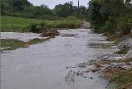 VÍDEO: Estrada que dá acesso ao Sítio Flexeiras, em Arapiraca, é coberta pela água