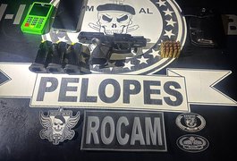 Após ser visto vendendo pistola, jovem tenta fugir, mas cai de escada e é preso pela PM em Arapiraca