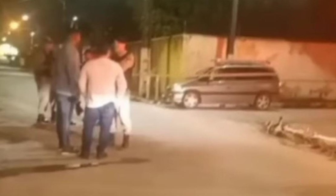 Homem é assassinado dentro de carro, ao lado de igreja em Maceió