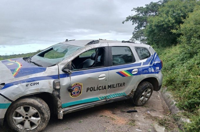 Cavalo solto na estrada provoca acidente com viatura da PM de Pernambuco, em Água Branca