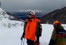 Homem é resgatado após ser levado por avalanche na Argentina