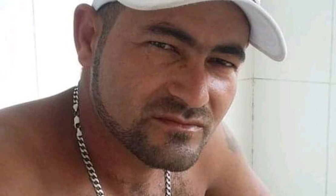 Homem é assassinado a tiros na frente de bar, em Arapiraca