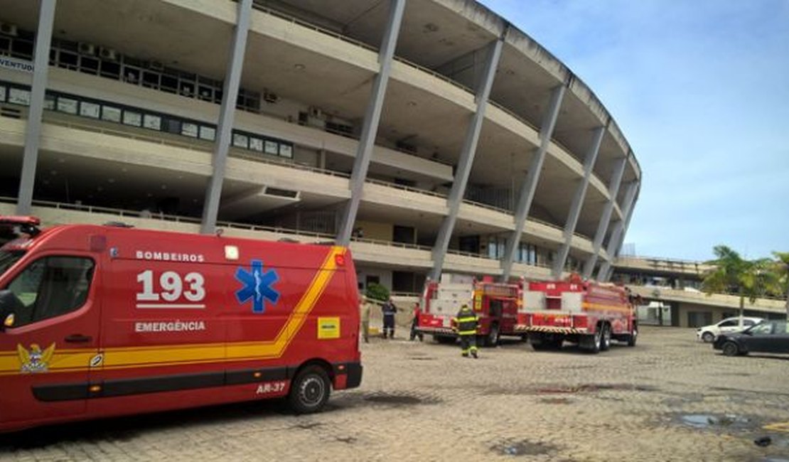 Bombeiros combatem incêndio no Estádio Rei Pelé, em Maceió
