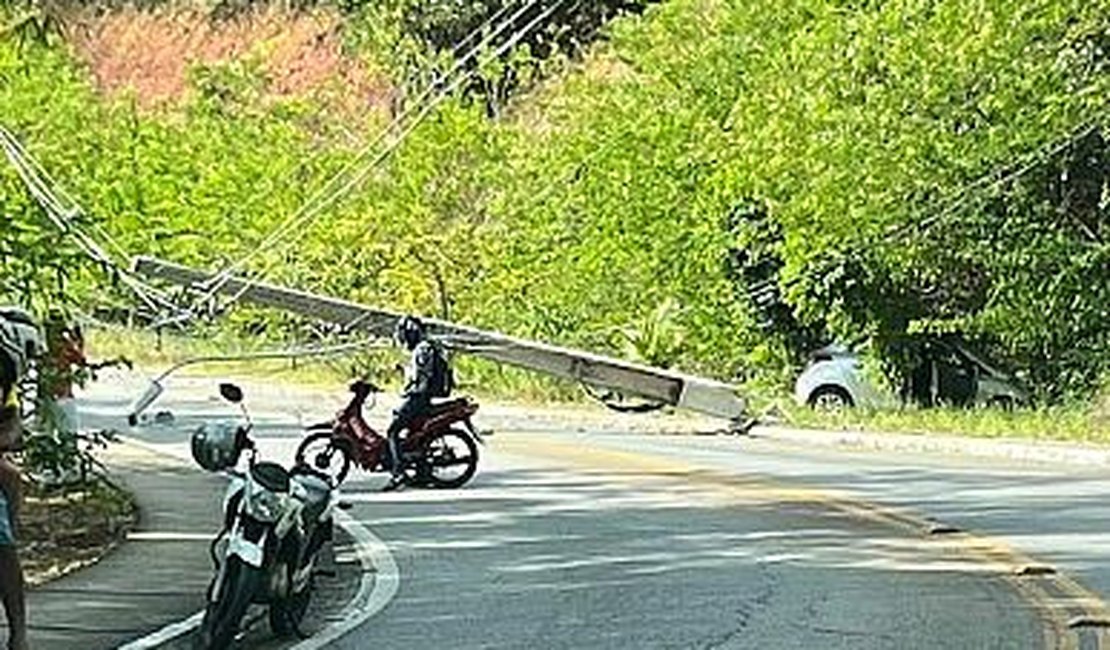 Rua fica interditada após carro derrubar poste, em Maceió