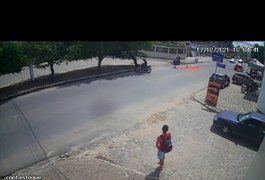 Vídeo mostra momento em que idosa que voltava das compras é atingida por motocicleta em Arapiraca; ASSISTA