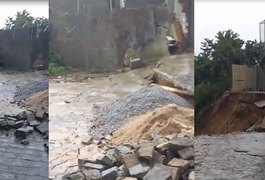 Vídeo: Rua e muro de residência são 'engolidos' por barreira, em Maceió