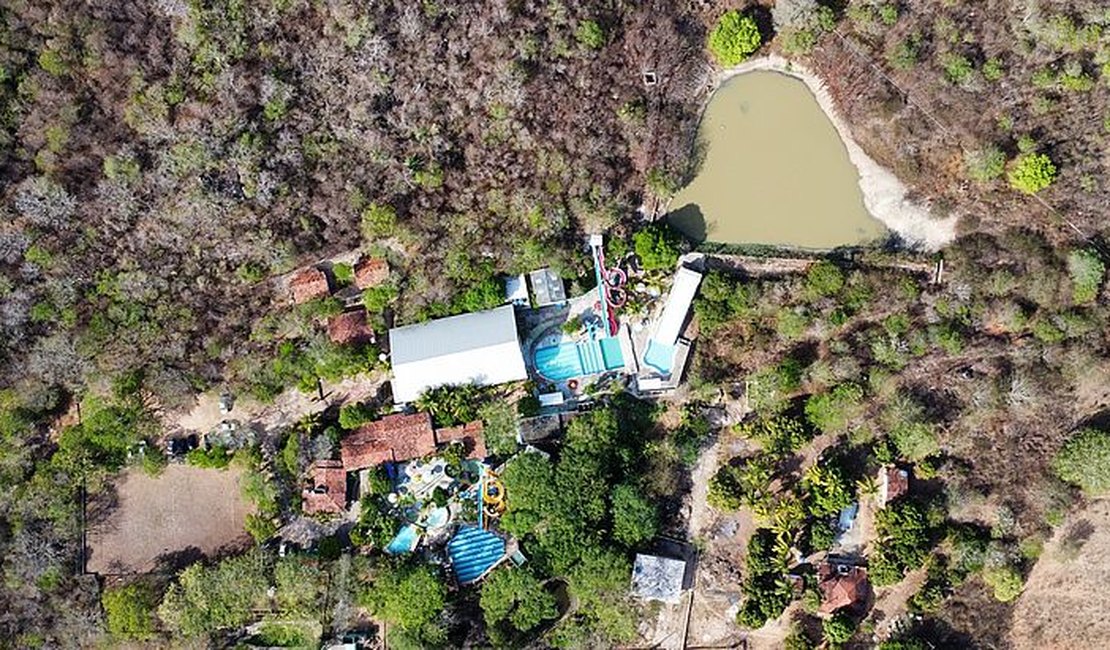 Parque aquático em APA é interditado e multado em R$ 194 mil por irregularidades em Santana do Ipanema