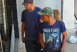 Câmeras de segurança flagram dupla roubando celular no Centro de Arapiraca; assista