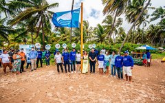 Bandeira Azul é hasteada na praia do Patacho, em Porto de Pedras