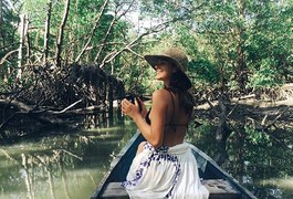 Bruna Marquezine curte férias na Barra de São Miguel