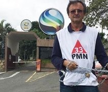 Candidato protesta acorrentado em frente à Globo por ficar fora de debate