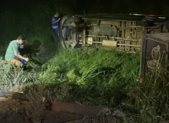 Van do Instituto Superar tomba em ribanceira e deixa feridos, na BR-316 em Atalaia