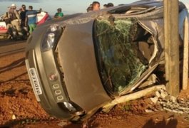 Capotamento em Feira Grande deixa pai e filho feridos