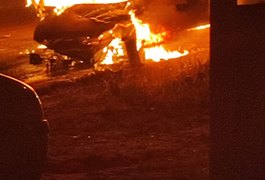 Motorista capota carro e veículo pega fogo na zona rural de Feira Grande