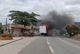 VÍDEO: Carreta é atingida por incêndio na BR-316, em Maribondo