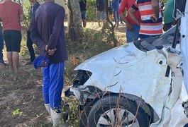 Duas pessoas morrem e mulher fica ferida em capotamento em estrada vicinal, em Dois Riachos