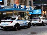 Mulher esfaqueia duas pessoas e é baleada pela polícia na Times Square, em Nova York