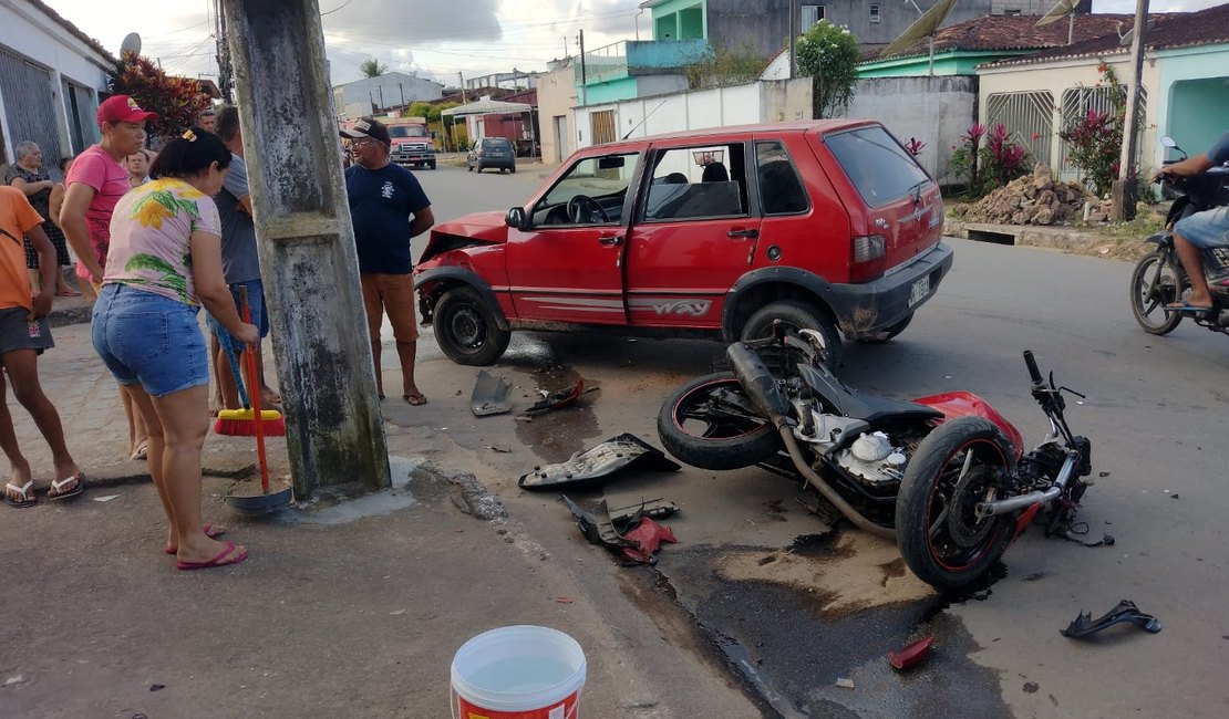 Colisão envolvendo carro e moto deixa homem ferido, em Arapiraca