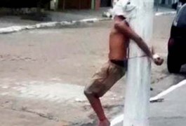 Suspeito de assalto é amarrado a poste e agredido por populares