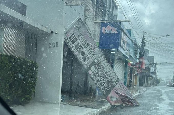 Temporal com trovões e ventos fortes volta a atingir Arapiraca e causa transtornos neste domingo