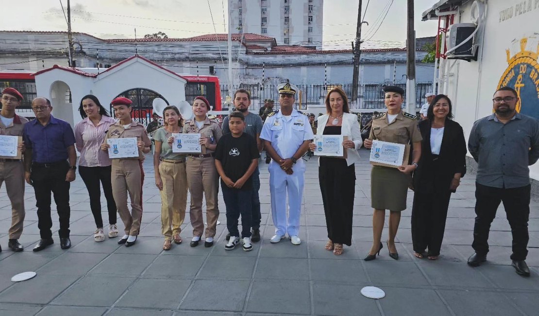 Estudantes do Colégio Tiradentes são premiados em concurso de redação da Marinha