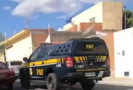 Vídeo. Em alta velocidade, condutor foge de abordagem da PRF no Sertão alagoano