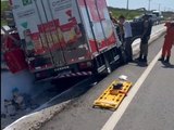 Motorista de empresa alimentícia de Arapiraca fica ferido após caminhão tombar na Barra de São Miguel
