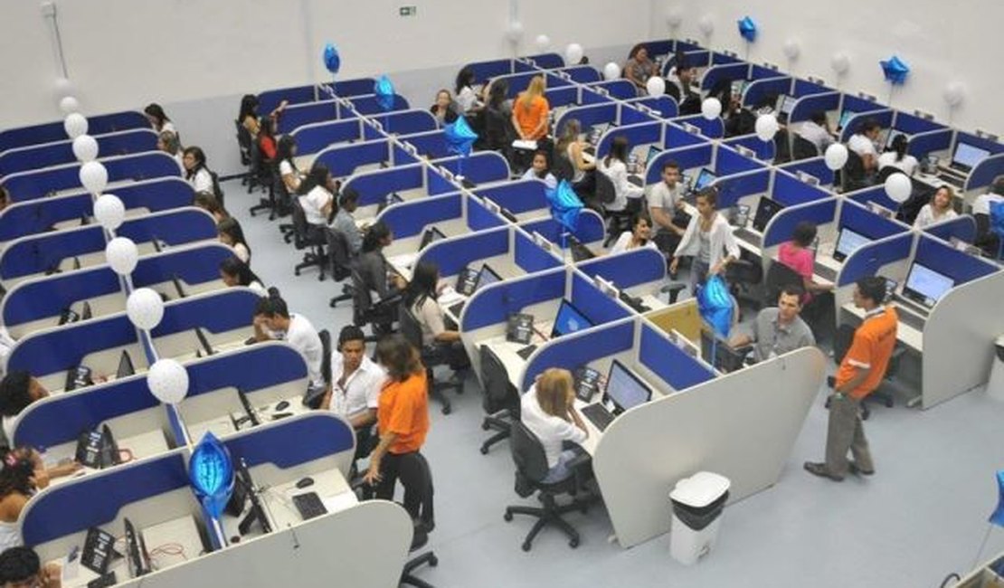 Após denúncias, empresa de telemarketing deve fazer pagamento de salário conforme mínimo vigente no país