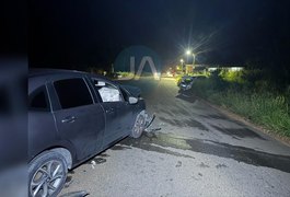 Batida de frente envolve dois carros perto da entrada do Sítio Bom Nome, em Arapiraca