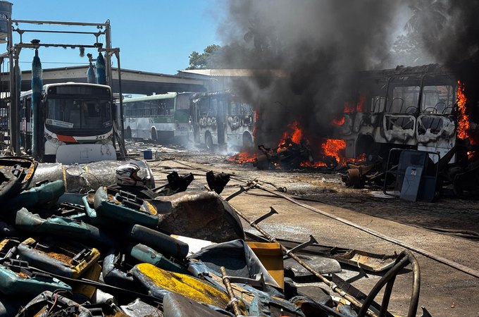 Incêndio em garagem da empresa Veleiro atinge nove ônibus em Maceió