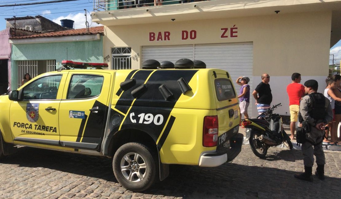 Motorista de van é assassinado a tiros dentro de bar no bairro Brasília, em Arapiraca