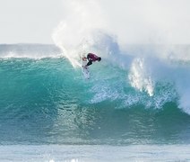 Mesmo com tubarão, Rafael Medina vence etapa e avança para semifinal