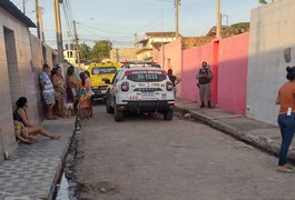 Mulher tem surto psicológico e ateia fogo em residência, em Arapiraca